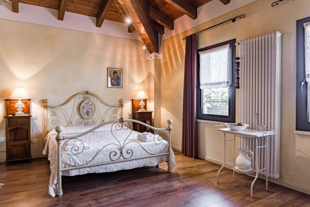 Farmhouse I Filari bedroom